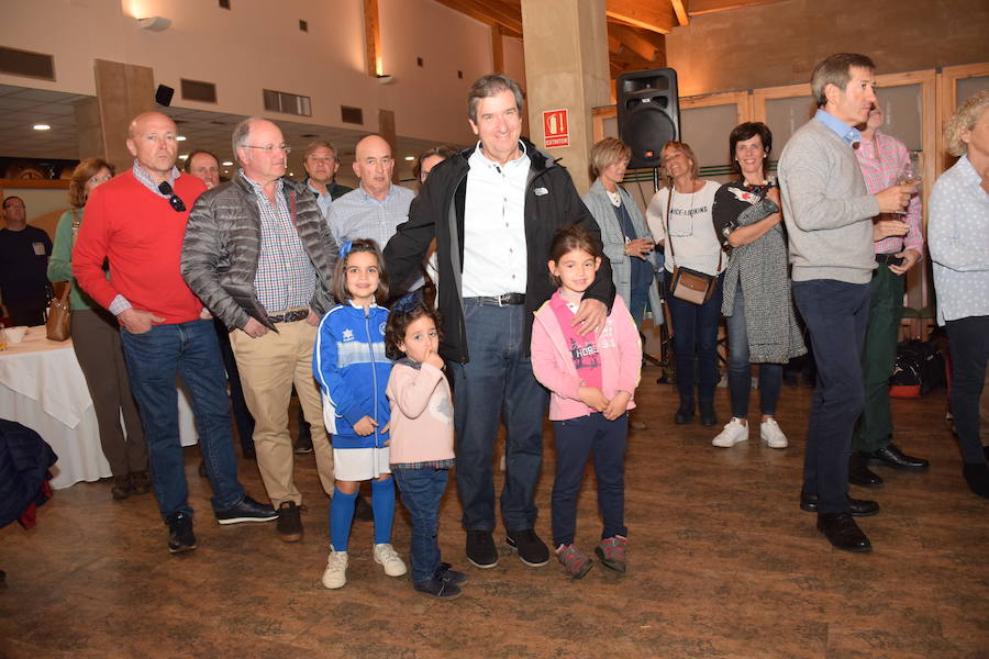 Los asistentes tuvieron ocasión de probar los caldos de la bodega de Briñas