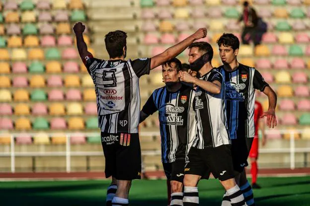 Los jugadores del Haro, Pirri, Unai, Roberto Levas y Luis Martínez Lacuesta celebrando el primer gol del partido para su equipo. :: DONÉZAR