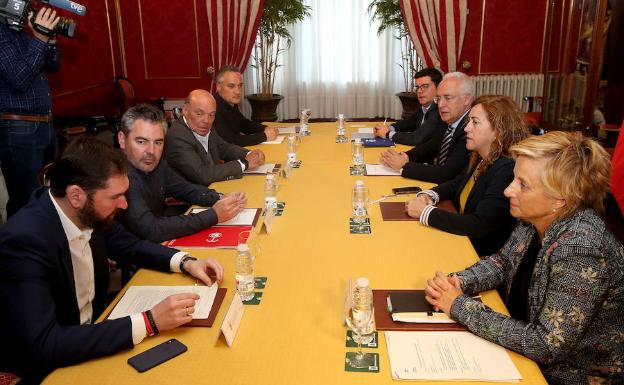 Imagen del encuentro mantenido esta mañana en el palacete del Gobierno regional