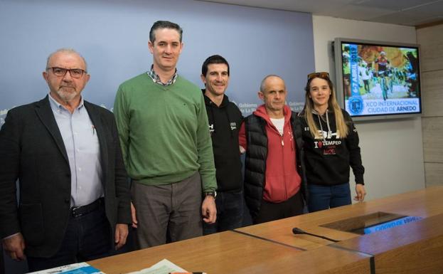 Diego Azcona, junto al presidente de la Peña Ciclista Sendero, Valentín Ballestero, y los ciclistas Carlos Coloma y Rocío del Alba.