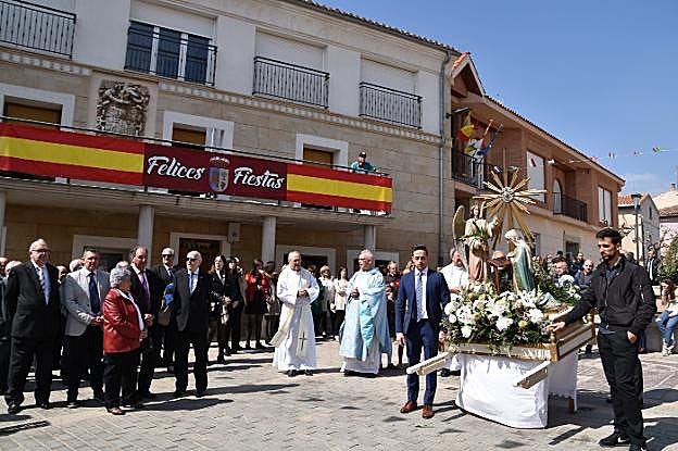 Parada de la procesión en la plaza del Ayuntamiento de El Villar de Arnedo, ayer. :: sanda