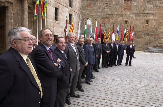 Integrantes de la asamblea de los 'Trentaidosantes', en el vigésimo aniversario de la firma del proyecto de Estatuto de Autonomía durante el acto celebrado el 2001 en San Millán de la Cogolla. 