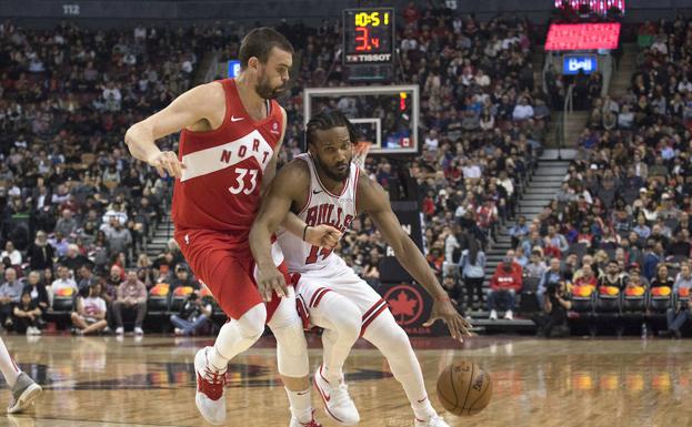 Marc Gasol defiende durante el partido. 