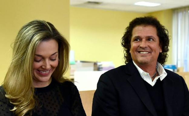 Carlos Vives junto a su esposa, Claudia Elena Vasquez, en la sala del juzgado. 