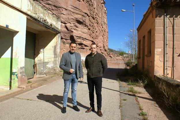 García y Olarte, ayer ante los escombros que se han ido acumulando en Peñaescalera. :: 