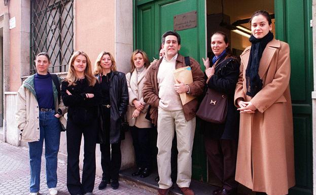 El profesor de danza Perfecto Uriel con un grupo de colaboradores en la fundación de la Asociación de Profesionales de la Danza de La Rioja a las puertas de la antigua Asociación de la Prensa de La Rioja. 