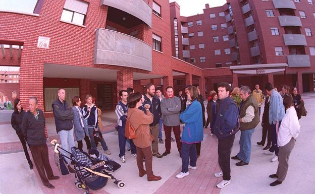 Concentración de vecinos de las viviendas del IRVI en la calle Siete Infantes de Lara en protesta por las deficiencias de esos pisos.