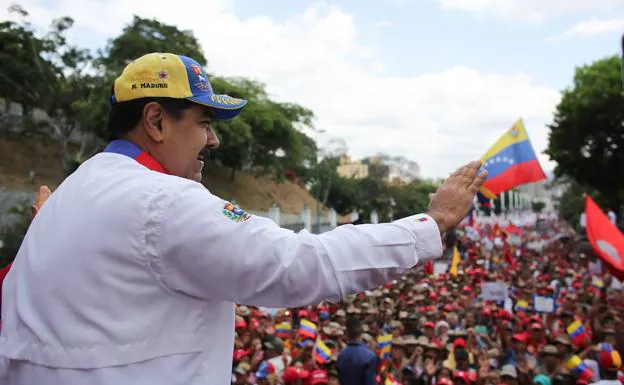 El presidente de Venezuela, Nicolás Maduro, preside una marcha oficialista en Caracas.