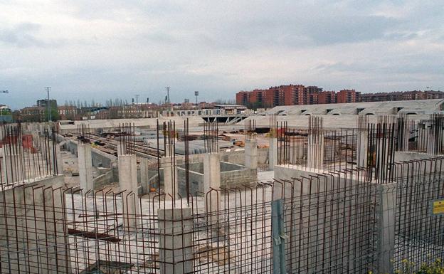 Obras del nuevo campo de fútbol de Las Gaunas, paralizadas desde hace meses.