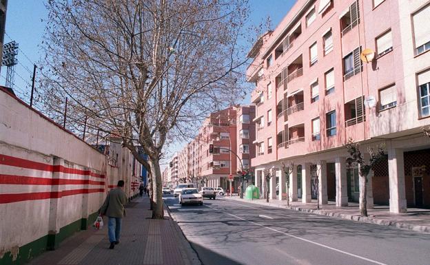 Avenida del Club Deportivo Logroñés, con la tapia del Estadio de fútbol Las Gaunas.