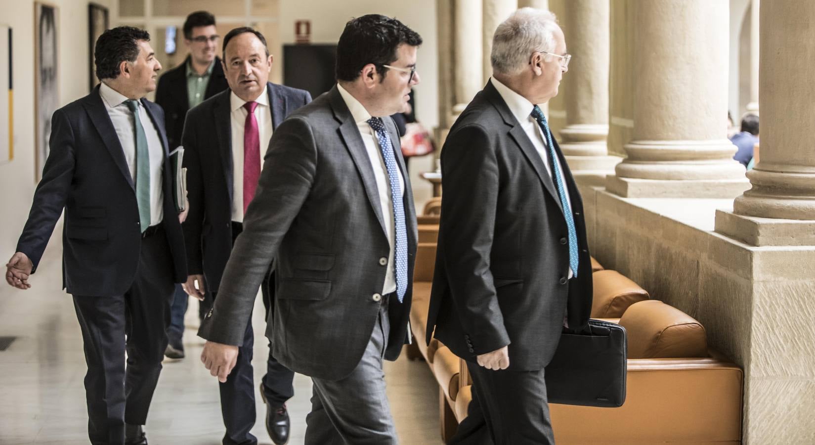 Fotos: Pleno en el Parlamento, los gestos y las conversaciones