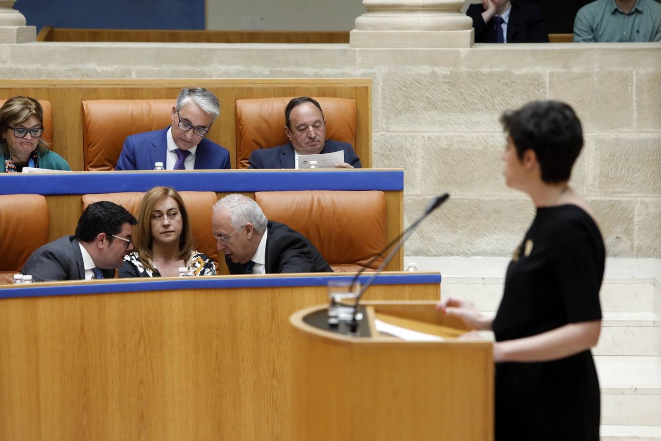 Fotos: Pleno en el Parlamento, los gestos y las conversaciones