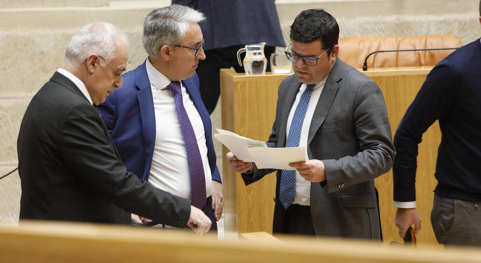 Fotos: Pleno en el Parlamento, los gestos y las conversaciones