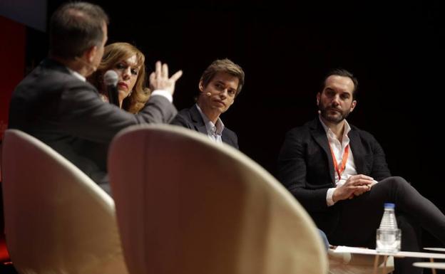 El cantante Carlos Baute (centro) y el chef Mario Sandoval (d) en la mesa redonda.