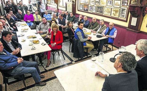 Asistentes al encuentro con aficionados a la caza y los toros ayer, en el Café Moderno. 