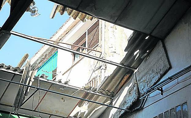 Imagen principal - Los riesgos que supone una incursión en la sucesión de espacios industriales actualmente sin actividad aparecen a la luz del día... con la puerta abierta pese al precinto.