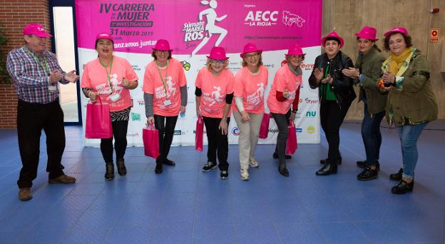 Participantes, voluntarios y miembros de la AECC La Rioja, preparados para la carrera de esta mañana. 