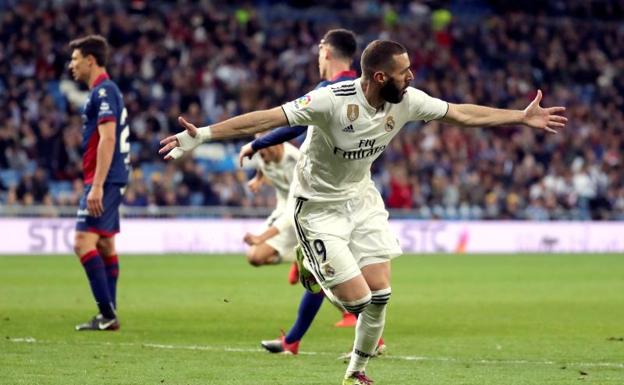 Benzema celebra el tanto que le dio la victoria al Real Madrid ante el Huesca.