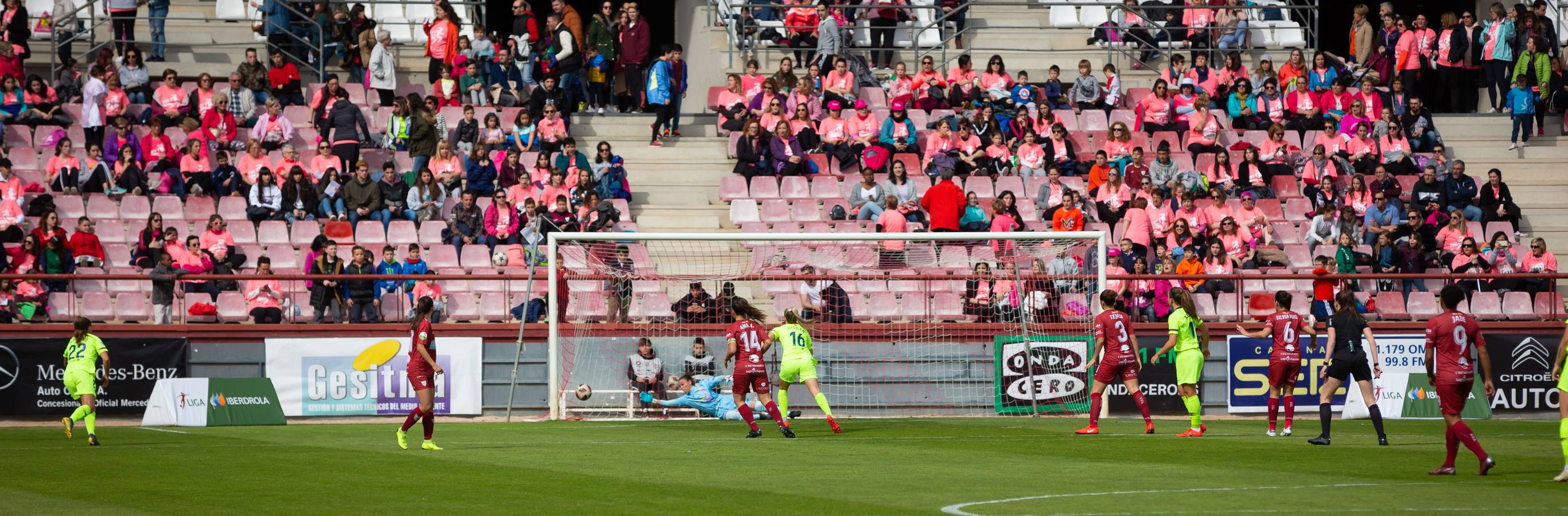 Fotos: El Barça, muy superior al EDF (4-0)