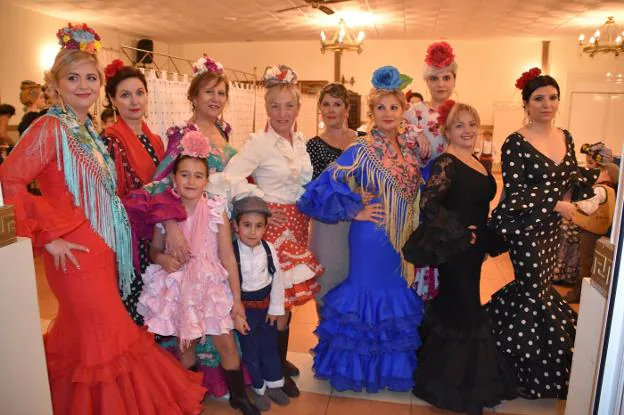 Uno de los grupos de voluntarias participantes en el desfile de moda flamenca de Calahorra. :: s.s.j.