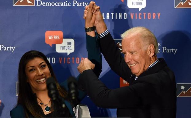 Biden, con la congresista Lucy Flores, que le acusa de comportamiento inapropiado.