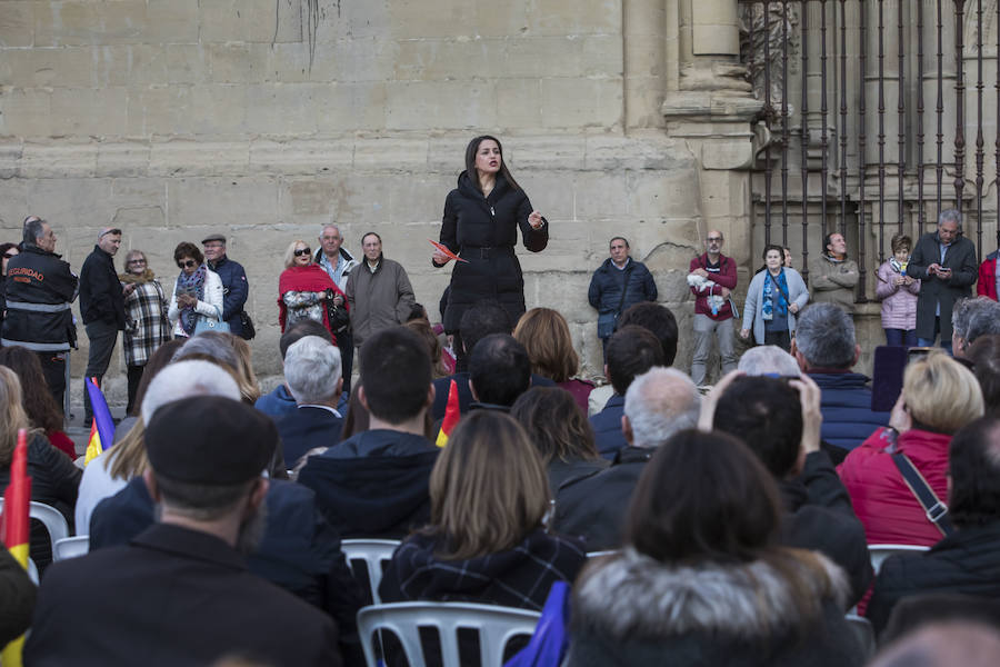 La candidata al Congreso por Barcelona participó en un 'Encuentro Ciudadano' con simpatizantes en la Plaza del Mercado de la capital