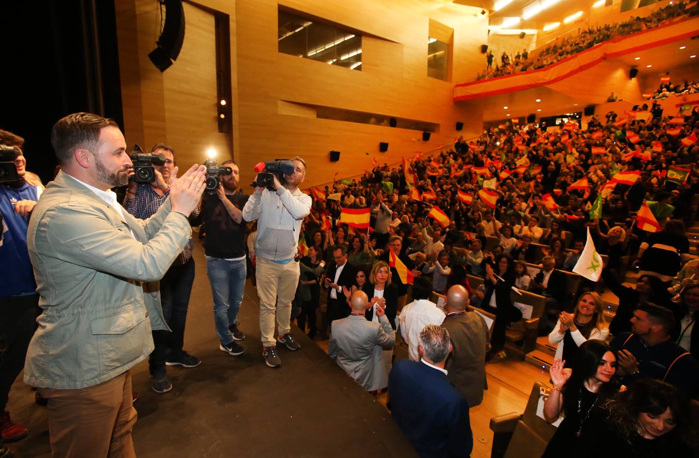 Repleto estuvo el Auditorio del Palacio de Congresos de Logroño para escuchar a Santiago Abascal