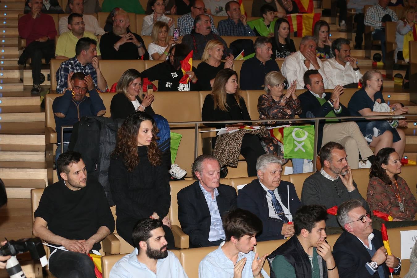 Repleto estuvo el Auditorio del Palacio de Congresos de Logroño para escuchar a Santiago Abascal