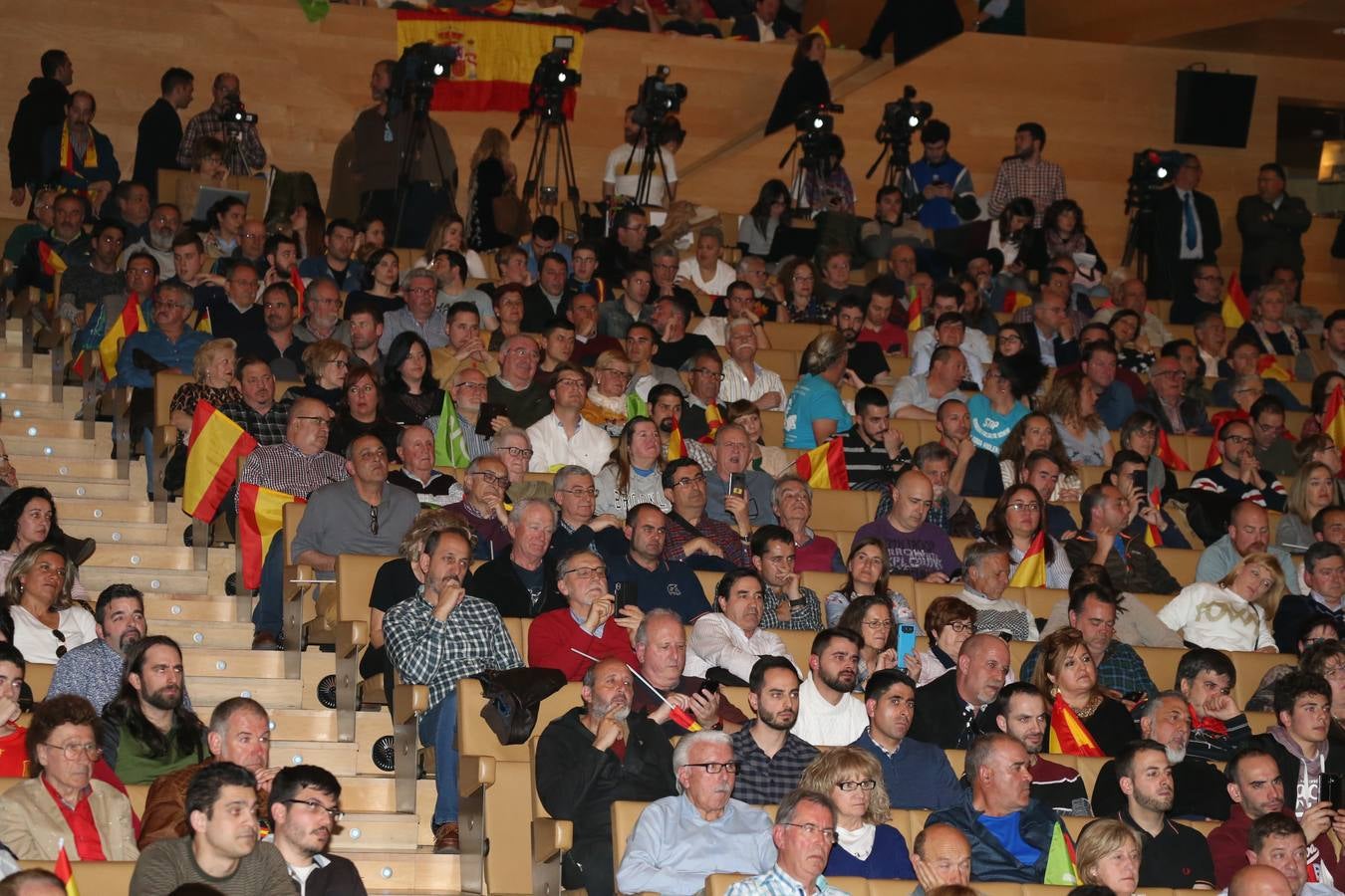 Repleto estuvo el Auditorio del Palacio de Congresos de Logroño para escuchar a Santiago Abascal