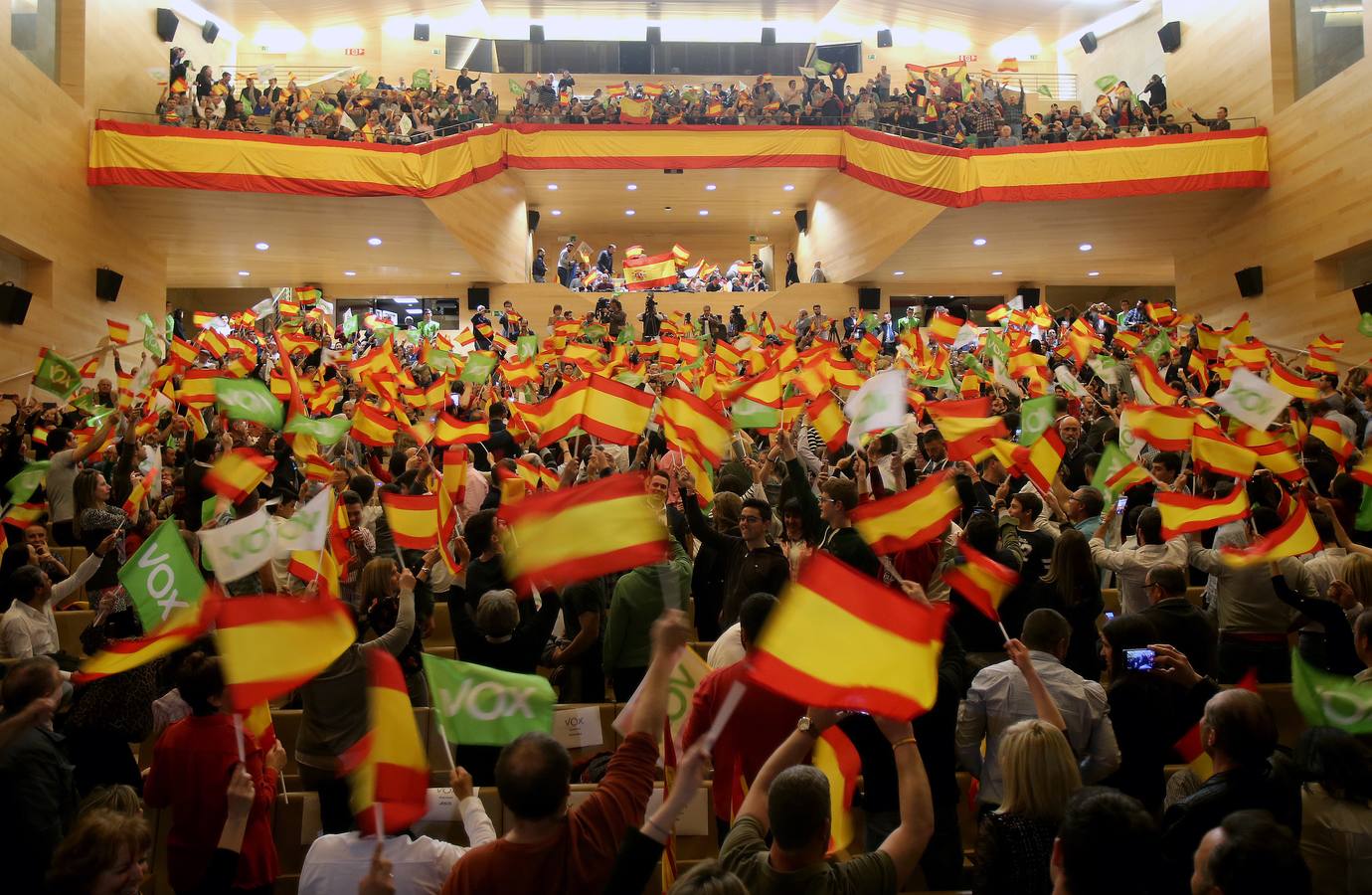 Repleto estuvo el Auditorio del Palacio de Congresos de Logroño para escuchar a Santiago Abascal