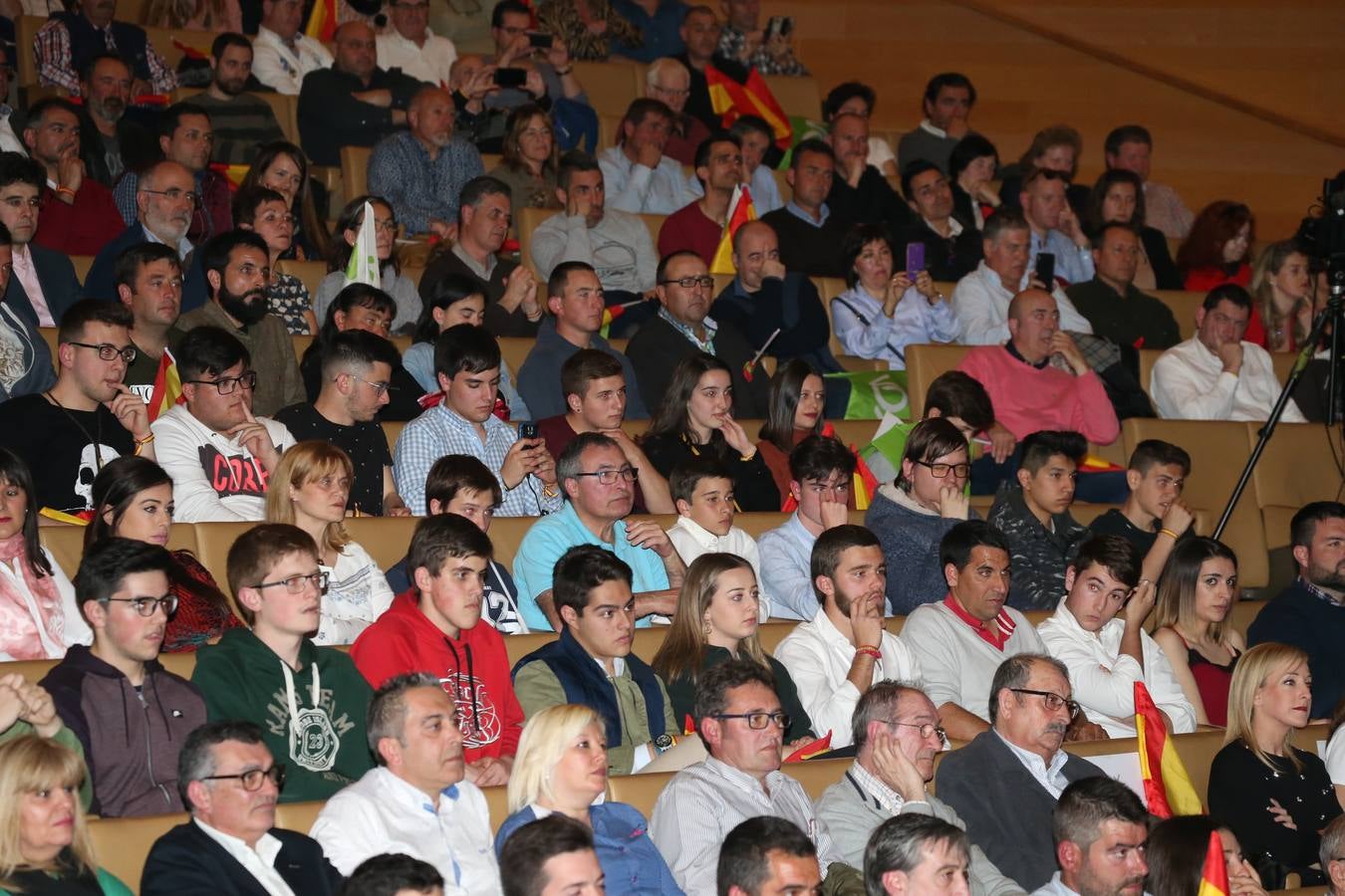 Repleto estuvo el Auditorio del Palacio de Congresos de Logroño para escuchar a Santiago Abascal