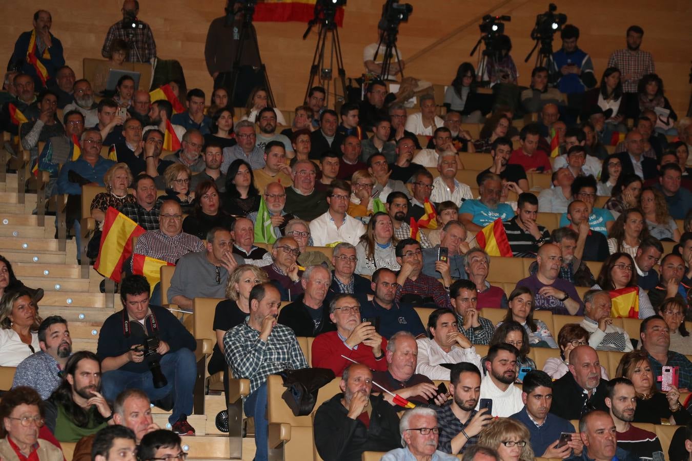 Repleto estuvo el Auditorio del Palacio de Congresos de Logroño para escuchar a Santiago Abascal