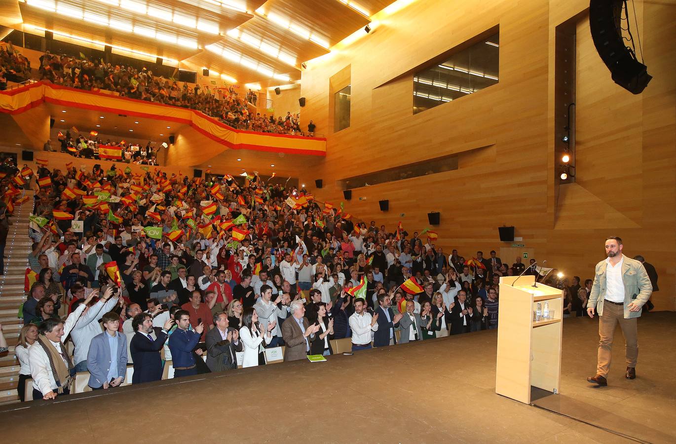 Repleto estuvo el Auditorio del Palacio de Congresos de Logroño para escuchar a Santiago Abascal