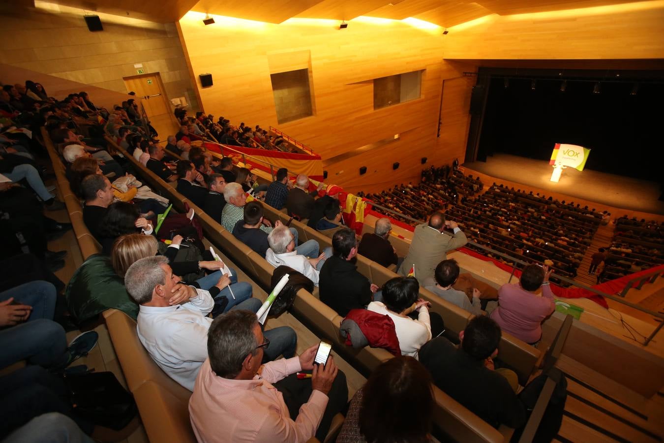 Repleto estuvo el Auditorio del Palacio de Congresos de Logroño para escuchar a Santiago Abascal