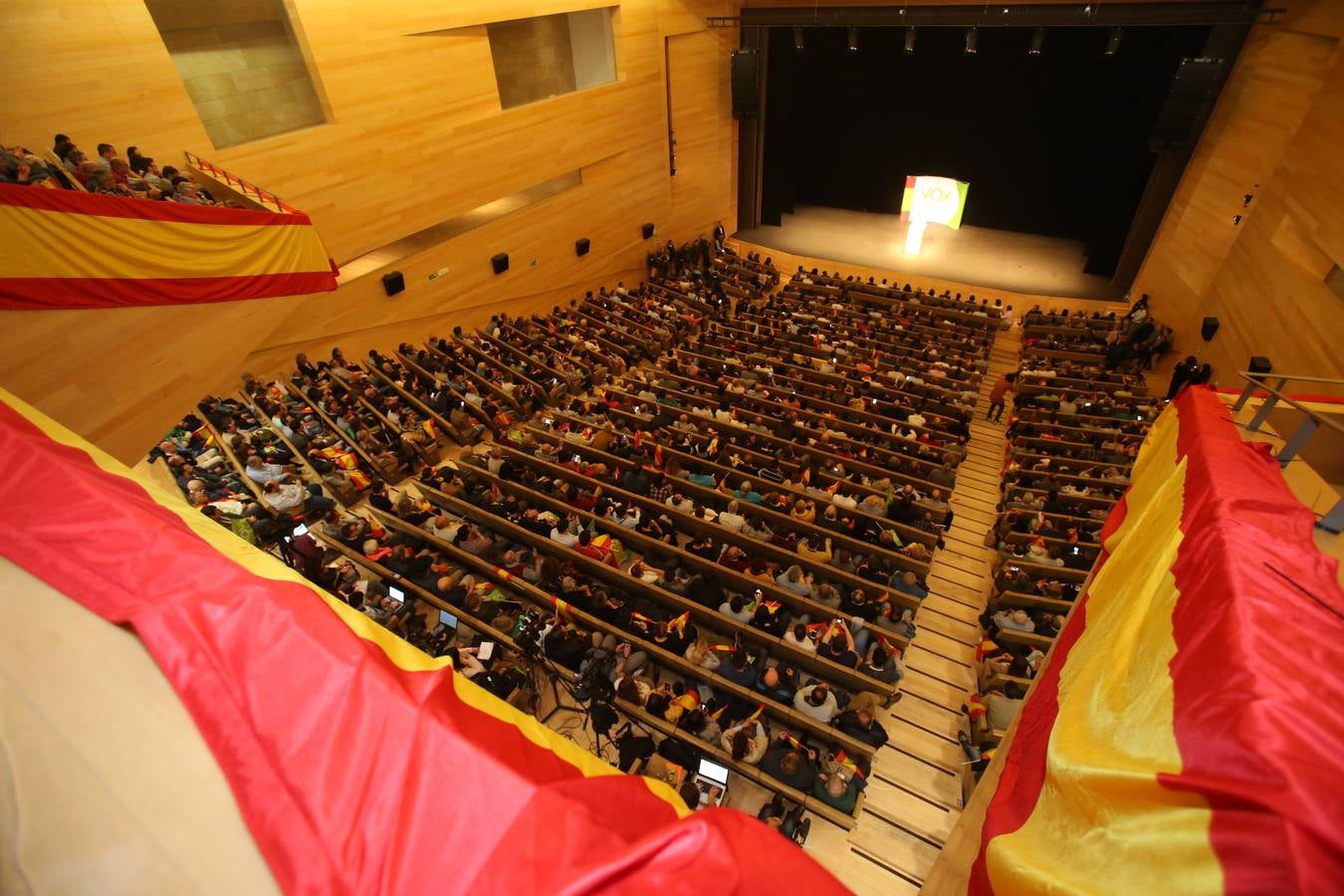 Repleto estuvo el Auditorio del Palacio de Congresos de Logroño para escuchar a Santiago Abascal