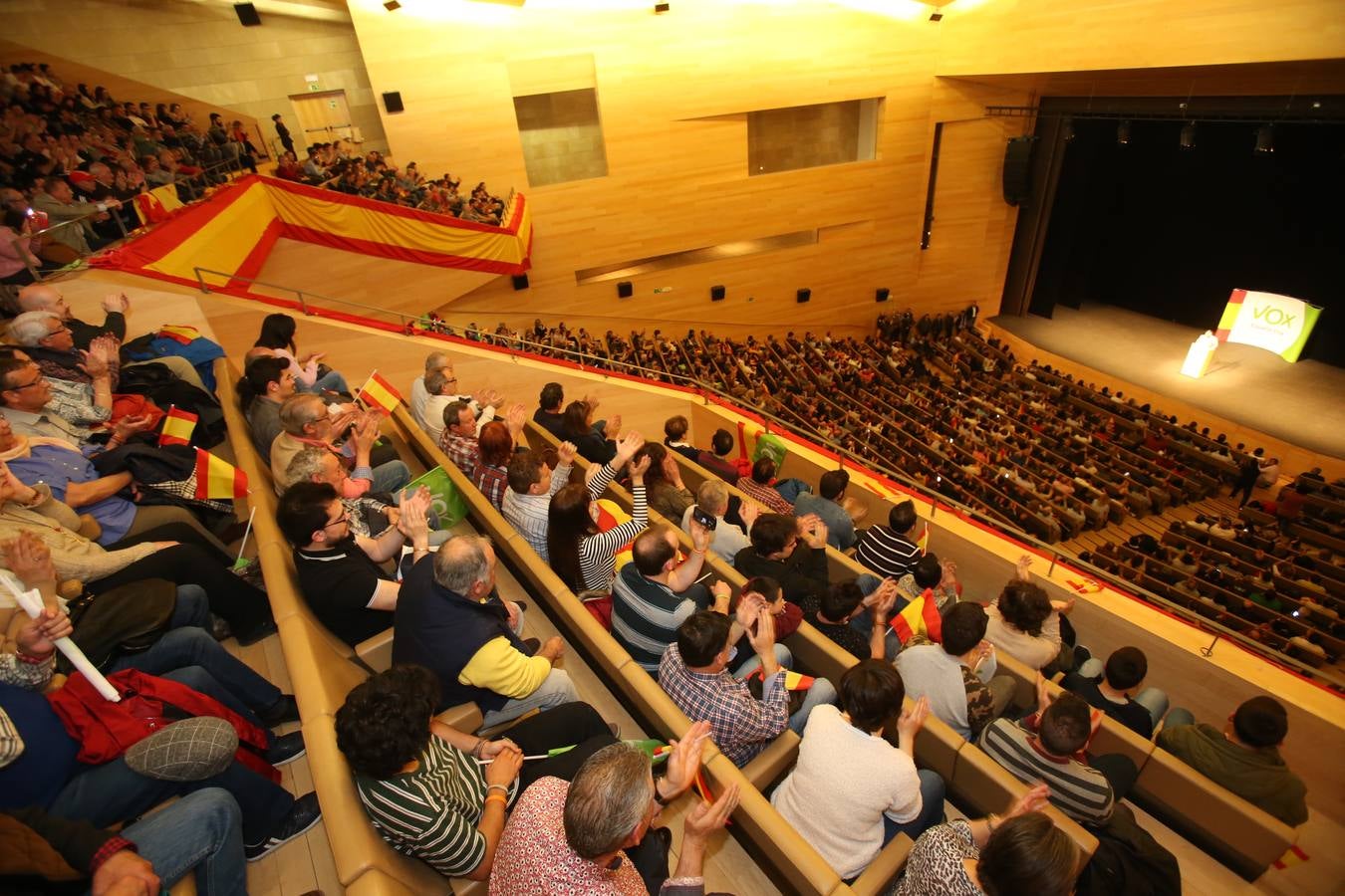 Repleto estuvo el Auditorio del Palacio de Congresos de Logroño para escuchar a Santiago Abascal