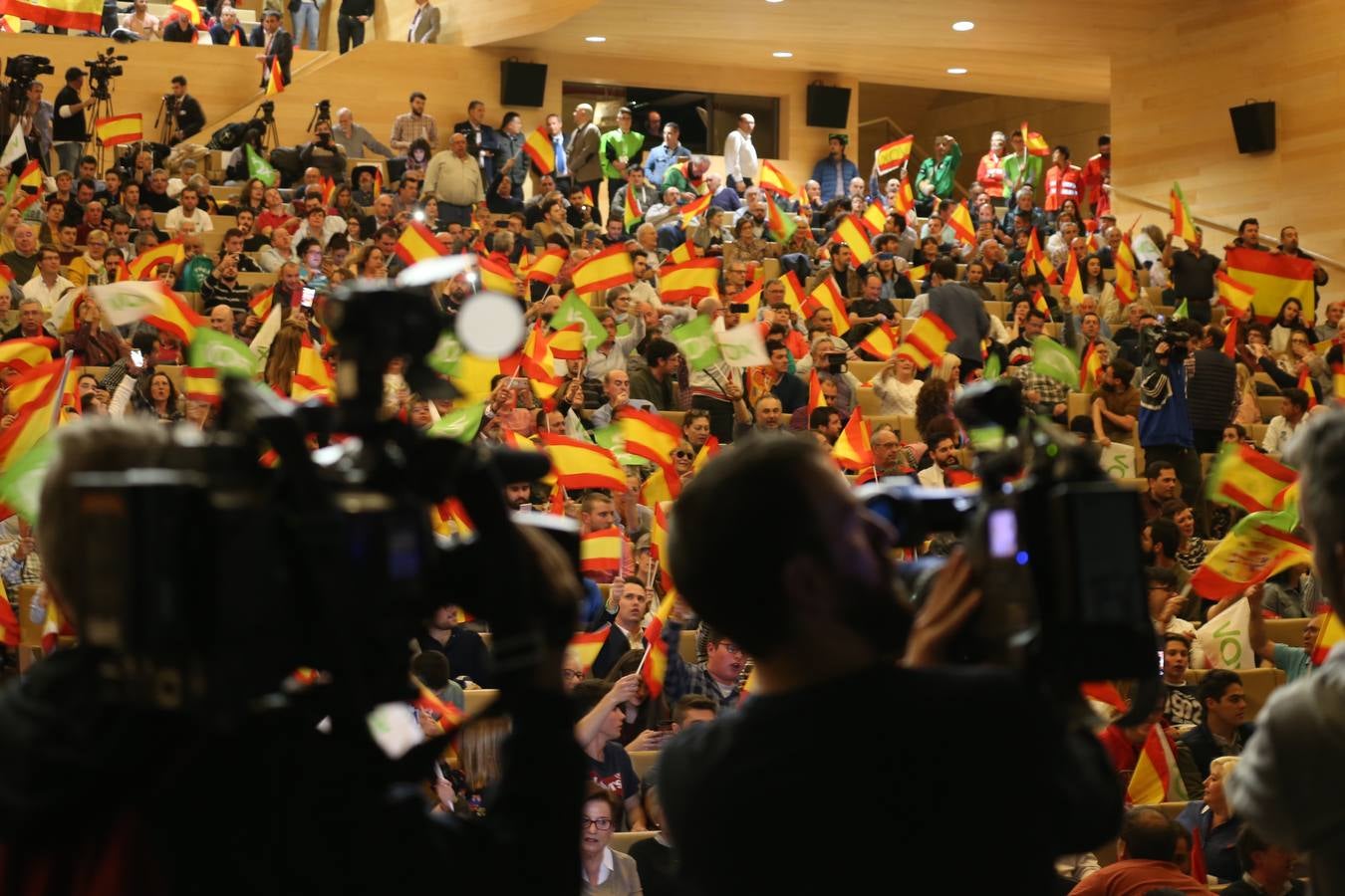 Repleto estuvo el Auditorio del Palacio de Congresos de Logroño para escuchar a Santiago Abascal