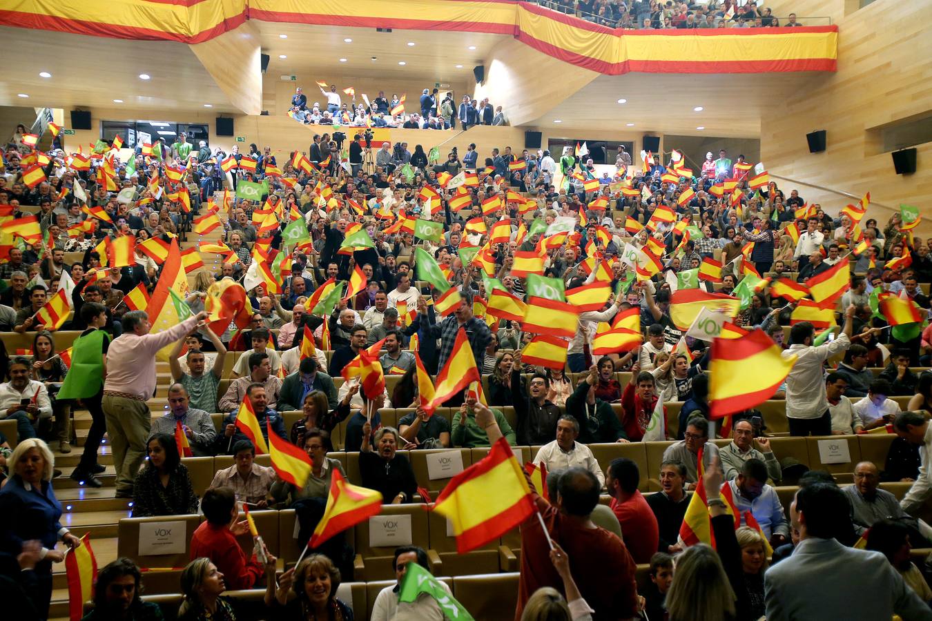 Repleto estuvo el Auditorio del Palacio de Congresos de Logroño para escuchar a Santiago Abascal