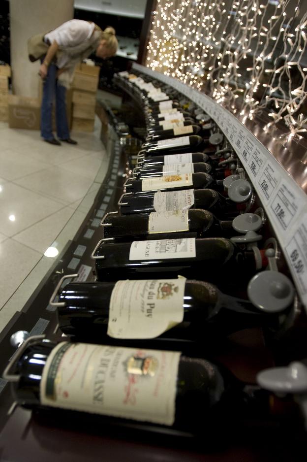 Botellas de vino en una tienda especializada. :: L. R.