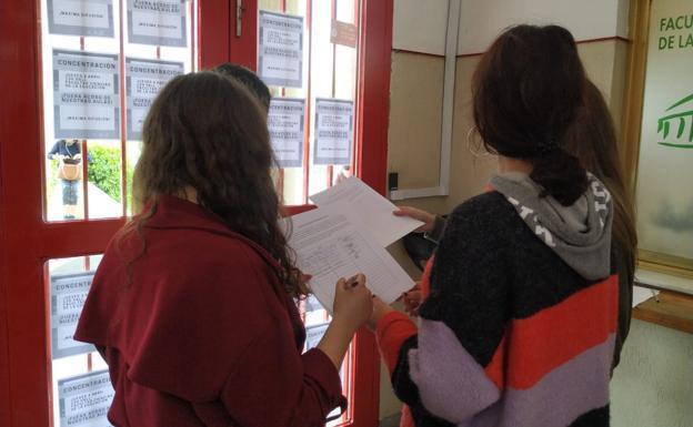 Alumnas de Pedagogía recogen firmas contra el acoso.