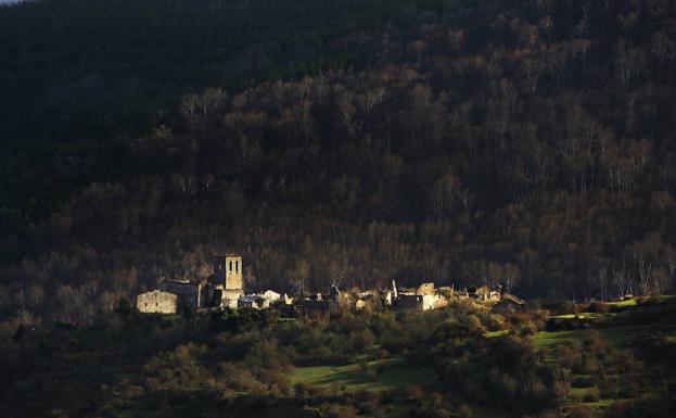 Santa María de Cameros, aldea en ruinas y despoblada cerca de San Román de Cameros.