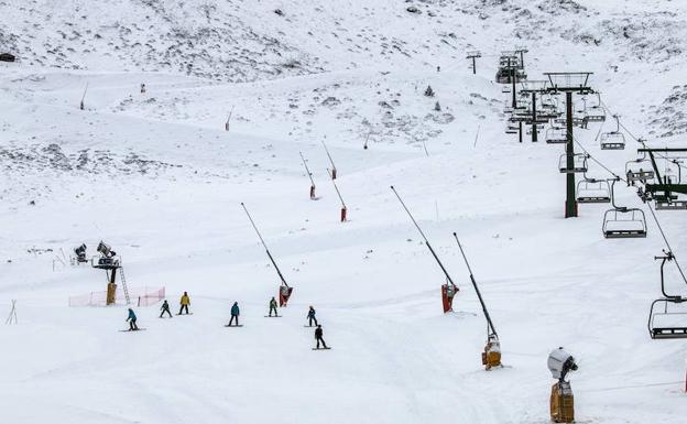 Esquiadores en la estación de esquí en el comienzo de la temporada. 