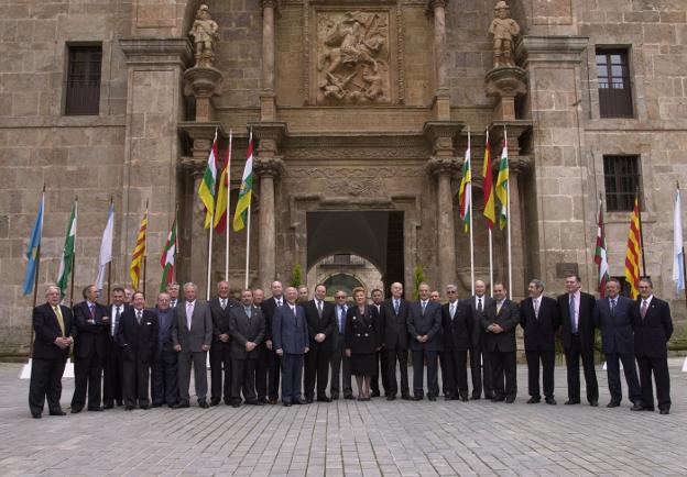 Miembros de la 'Asamblea de los Trentaidosantes' en el vigésimo aniversario de la firma del proyecto de Estatuto de Autonomía de La Rioja, celebrado veinte años después, en el 2001, en San Millán de la Cogolla. 