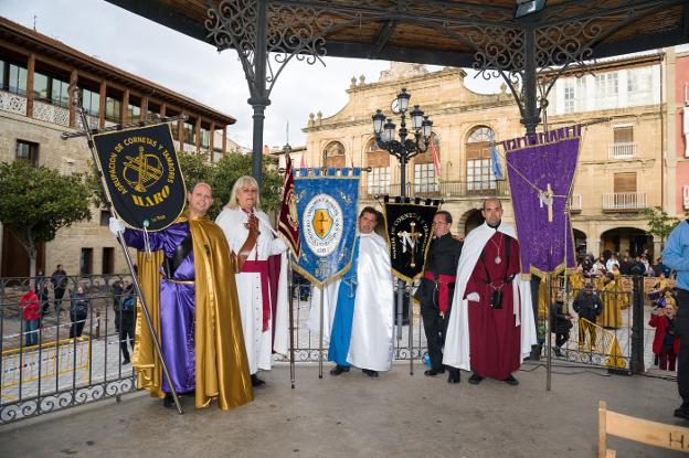 Miembros de las bandas participantes en la IV Exaltación Nacional Ciudad de Haro, portando sus estandartes.