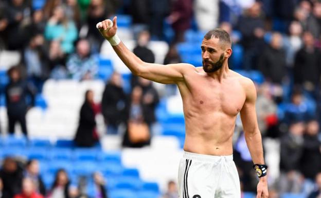 Karim Benzema celebra la victoria del Madrid ante el Eibar.