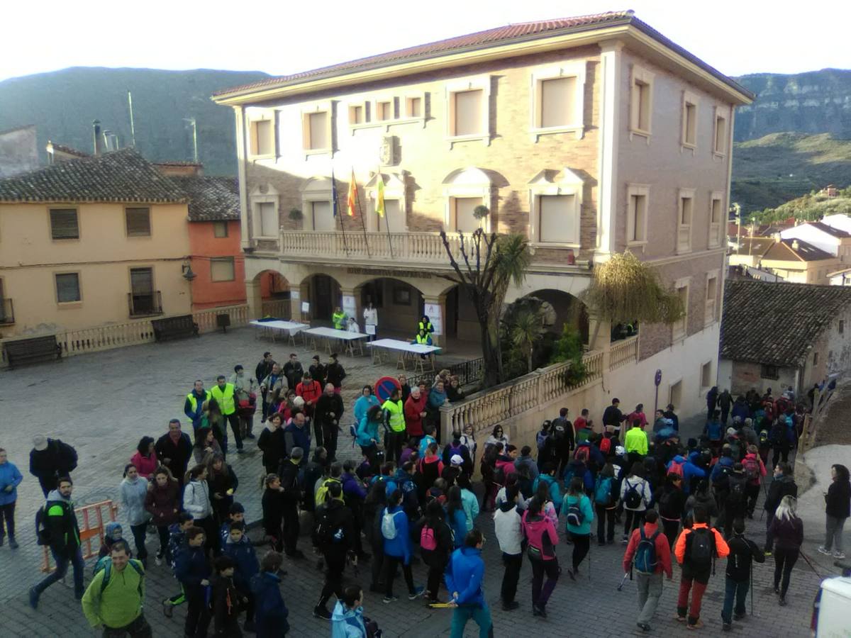 La VIII marcha senderista 'Valle del Leza', en Ribafrecha, ha contado con 250 participantes