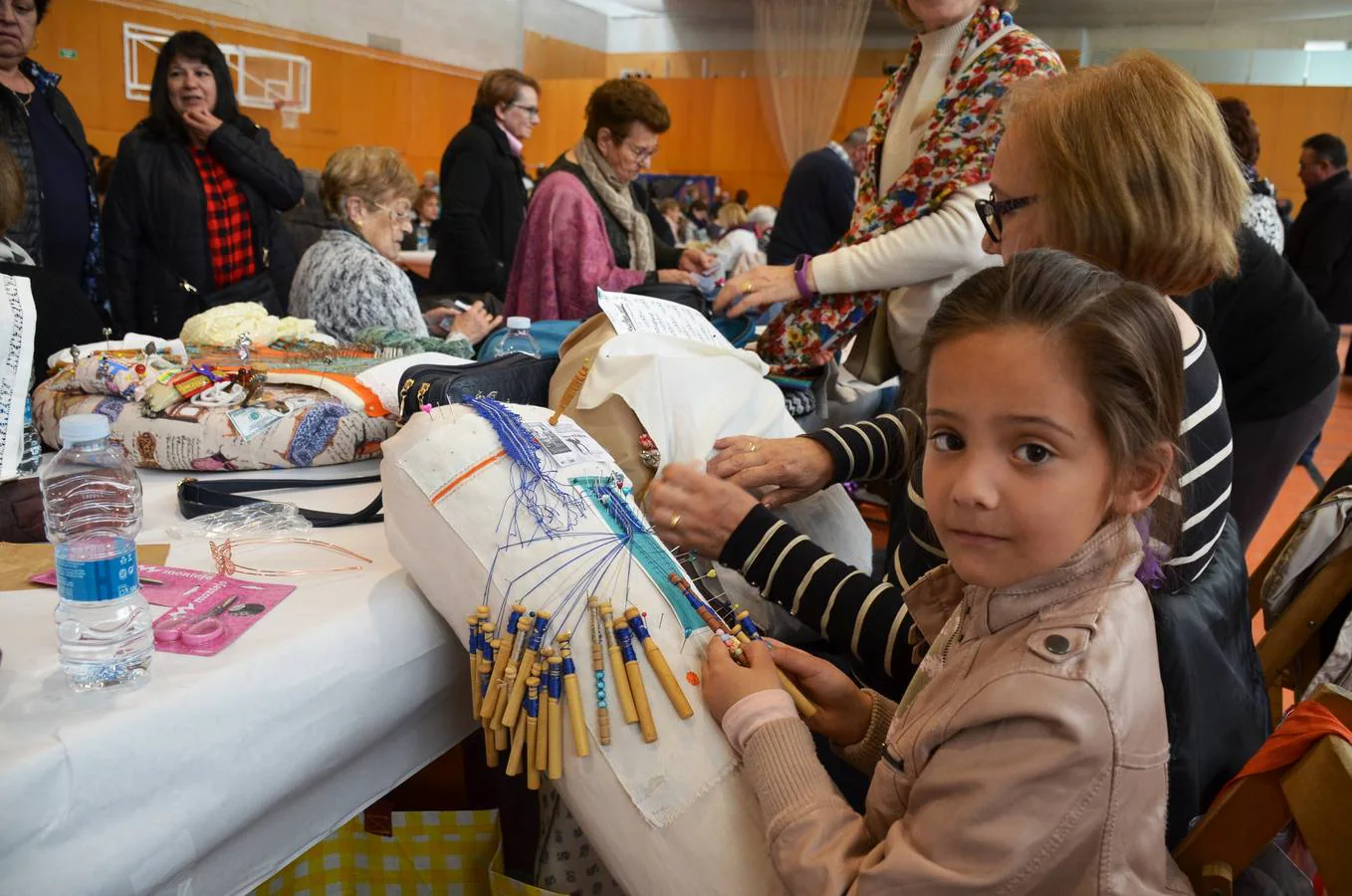 325 encajeras participaron ayer en la concentración de artesanía textil. 