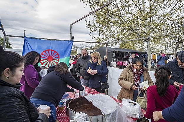 Chocolate caliente para todos los asistentes al tradicional mercadillo de los domingos, ayer, en Las Norias.