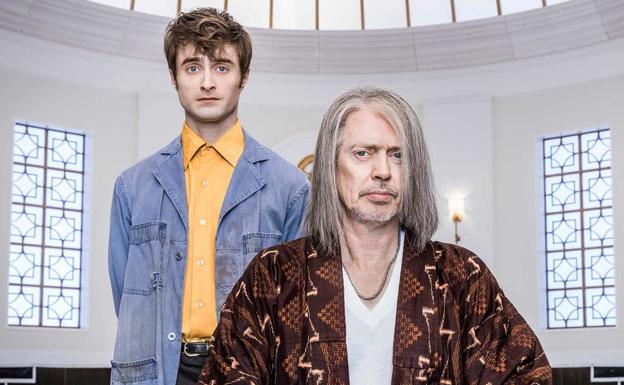 Daniel Radcliffe y Steve Buscemi, en 'Miracle Workers'.