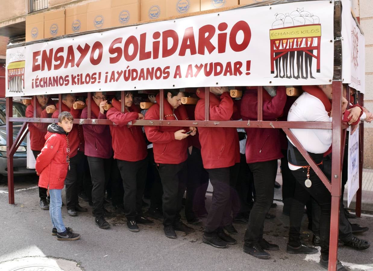 Fotos: La Cofradía de la Flagelación recoge 543 kilos de comida en su ensayo solidario